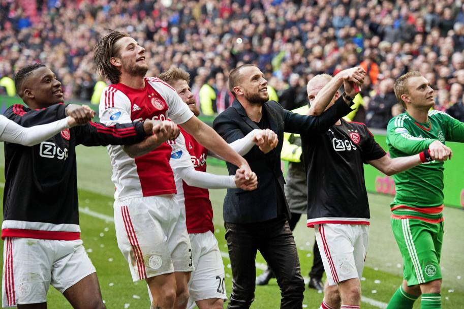 I giocatori dell&#39;Ajax ringraziano i tifosi dopo la vittoria sul Feyenoord. Con loro anche John Heitinga, bandiera dei lancieri, che ha dato l&#39;addio al calcio giocato proprio in questi giorni a 32 anni (Epa)